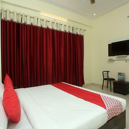 Oyo 16995 Sr Blessings Hotel Chinhat ภายนอก รูปภาพ