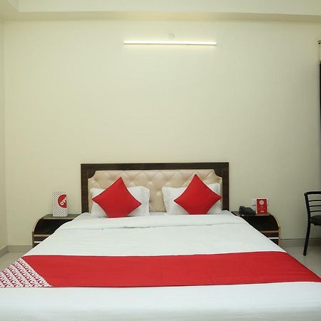 Oyo 16995 Sr Blessings Hotel Chinhat ภายนอก รูปภาพ