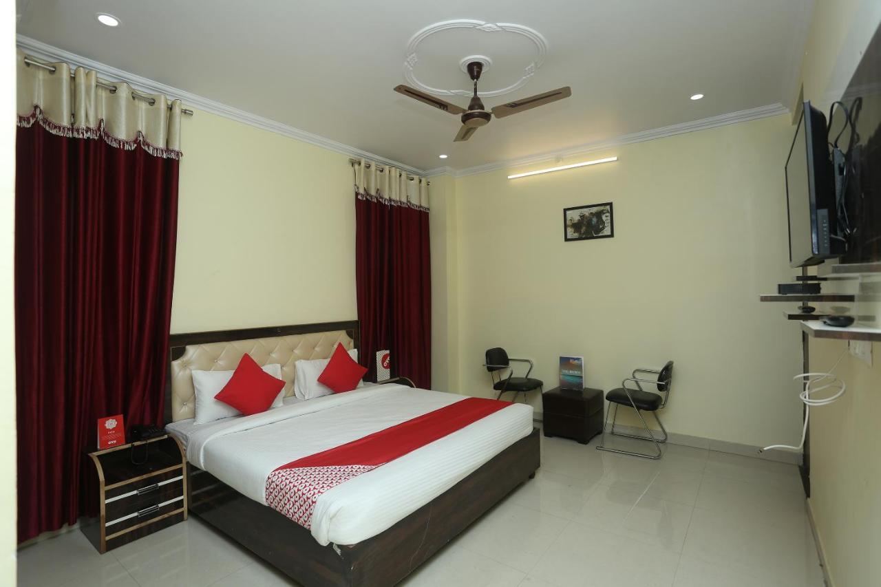 Oyo 16995 Sr Blessings Hotel Chinhat ภายนอก รูปภาพ