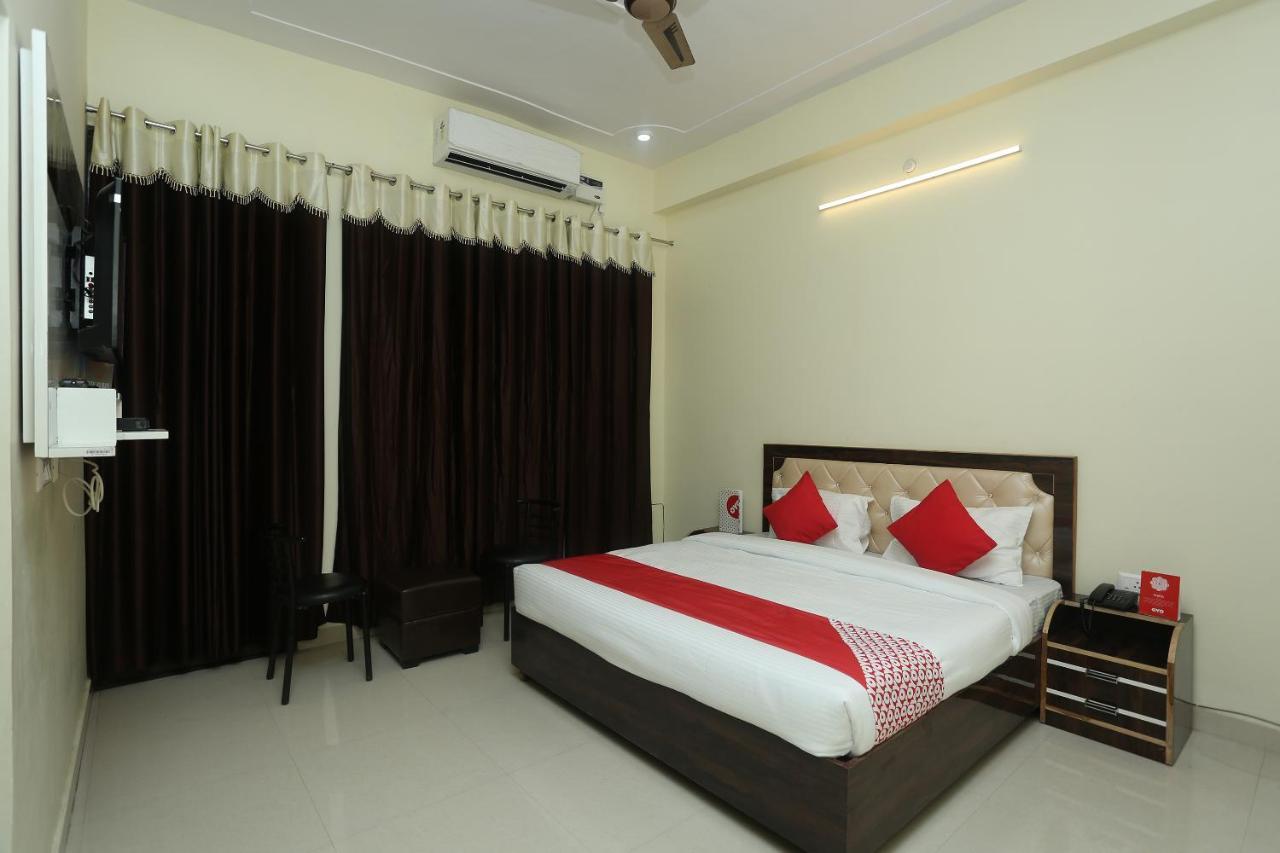 Oyo 16995 Sr Blessings Hotel Chinhat ภายนอก รูปภาพ