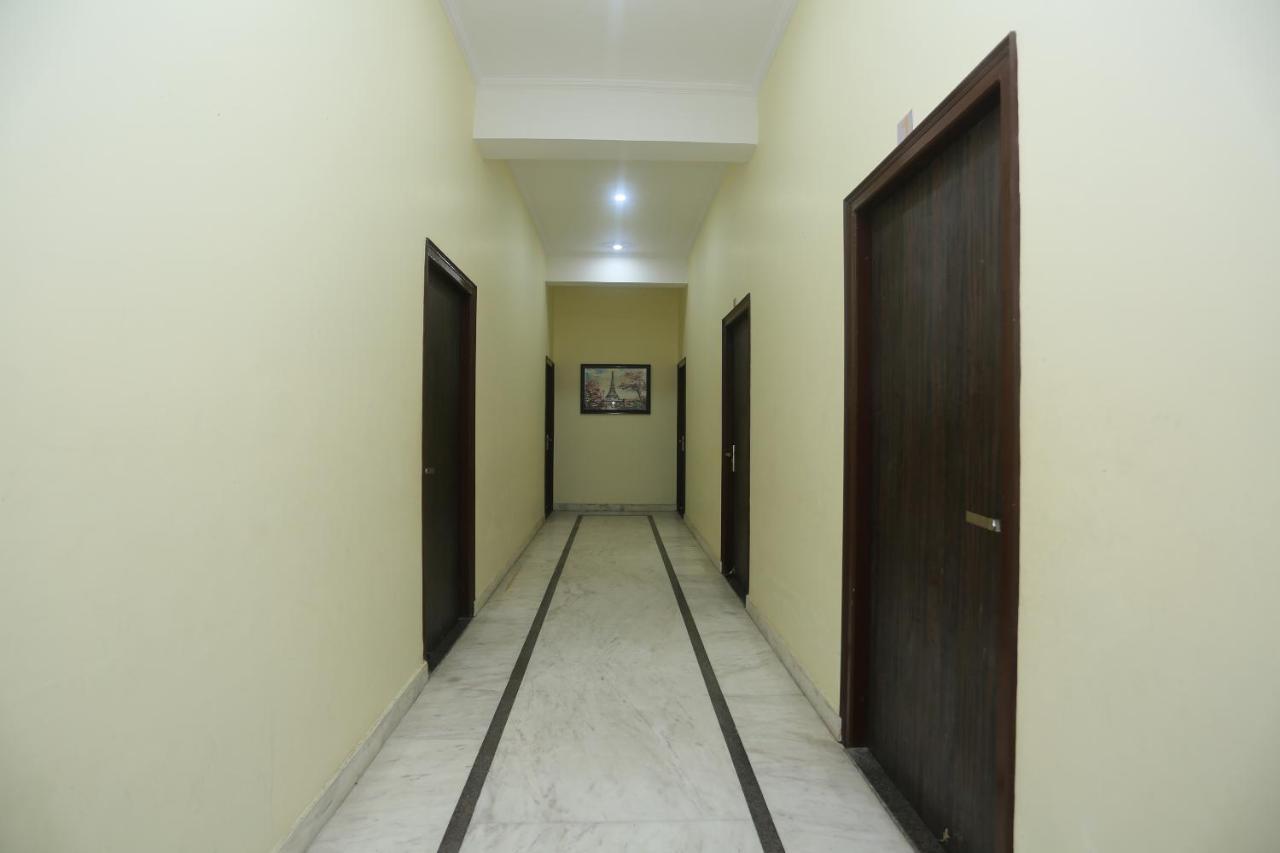 Oyo 16995 Sr Blessings Hotel Chinhat ภายนอก รูปภาพ