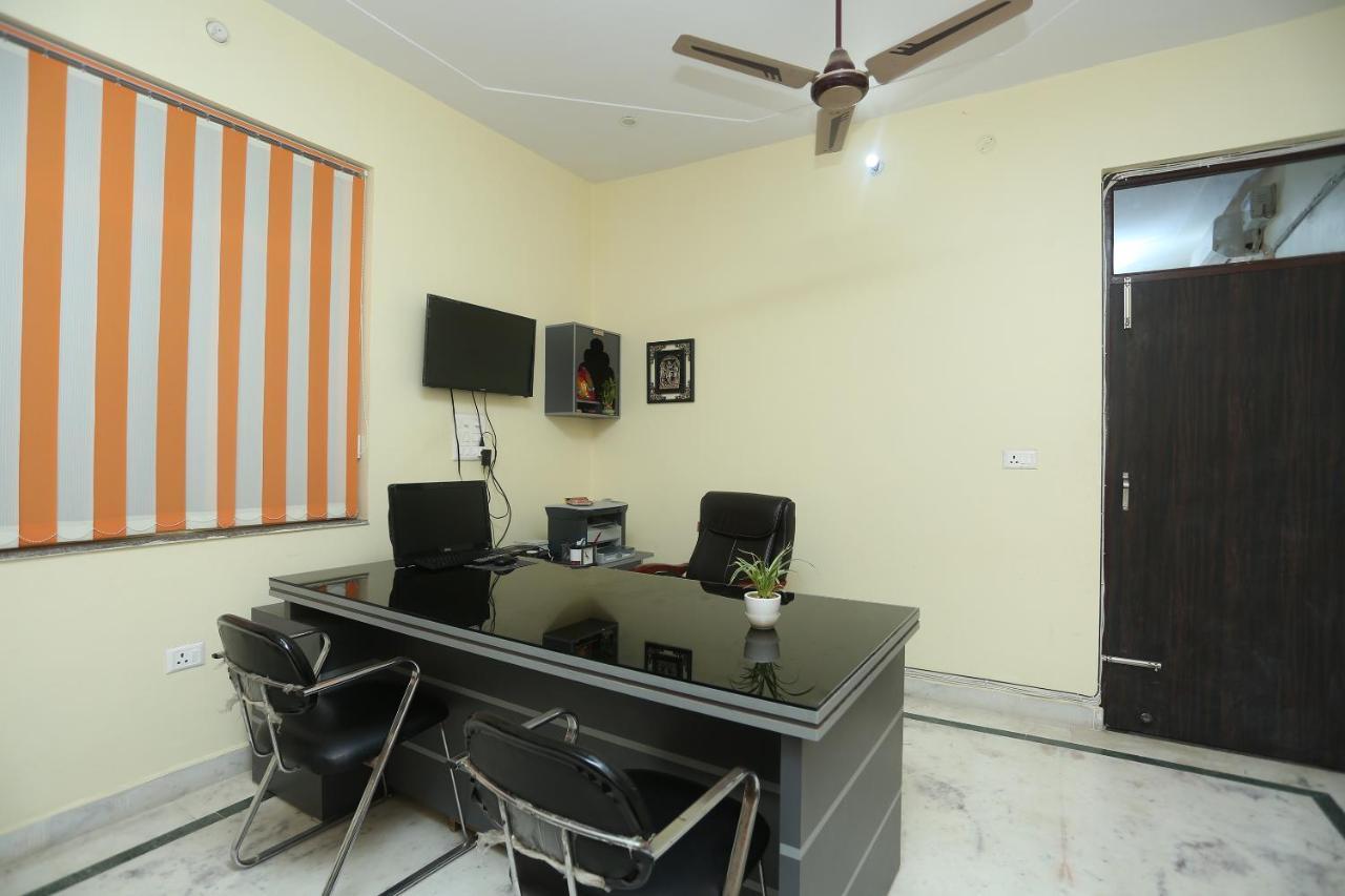Oyo 16995 Sr Blessings Hotel Chinhat ภายนอก รูปภาพ