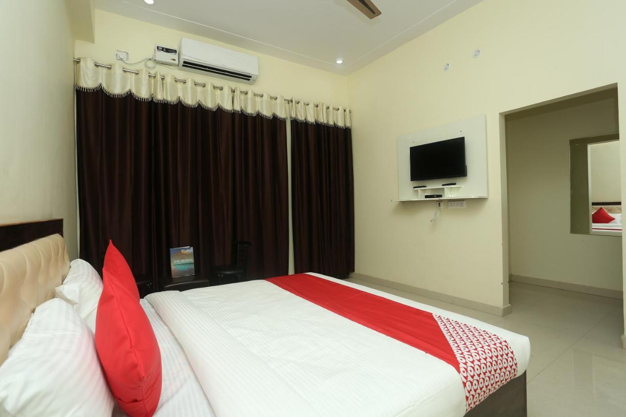 Oyo 16995 Sr Blessings Hotel Chinhat ภายนอก รูปภาพ