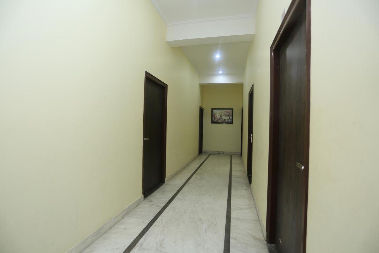 Oyo 16995 Sr Blessings Hotel Chinhat ภายนอก รูปภาพ