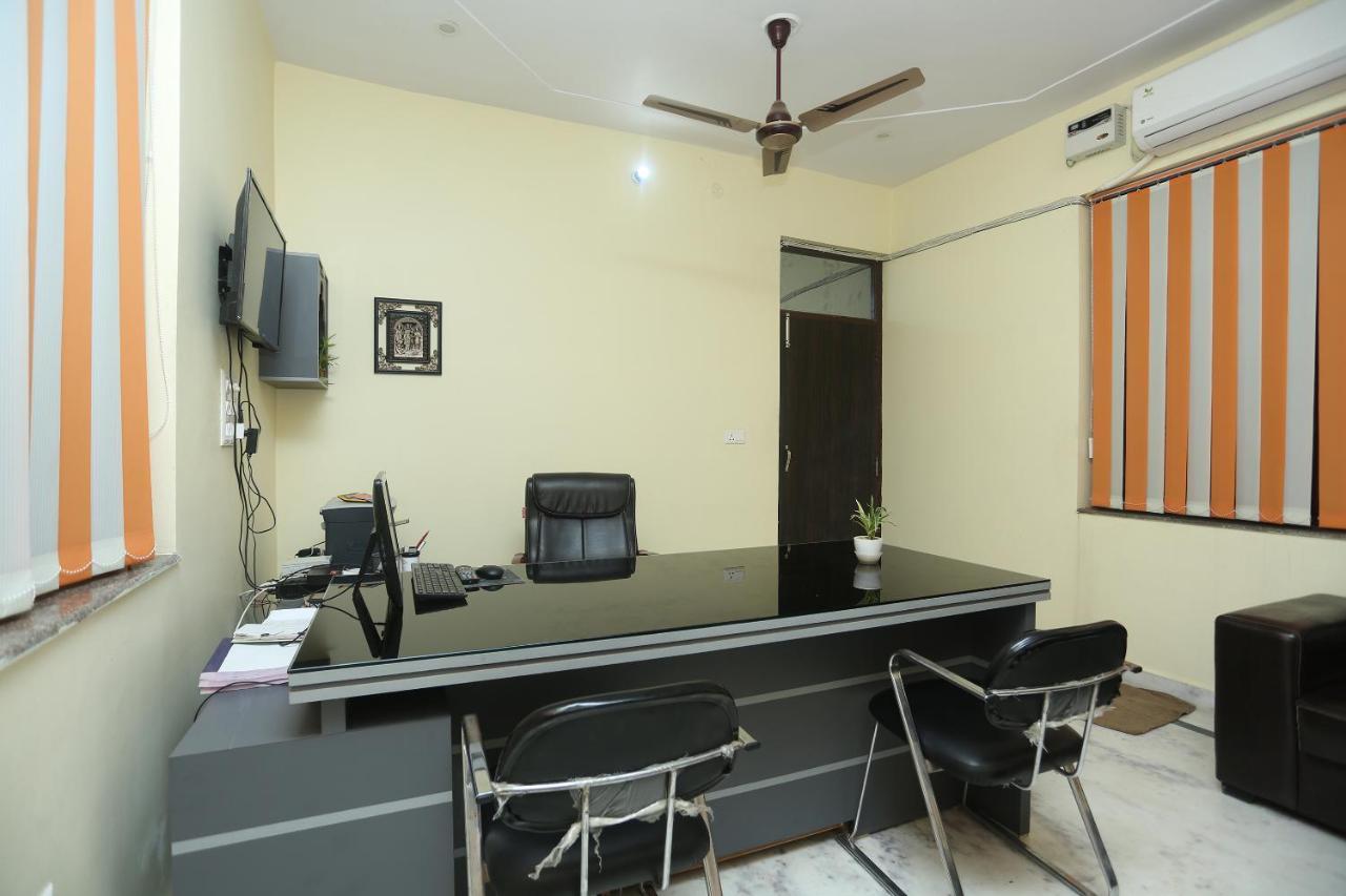 Oyo 16995 Sr Blessings Hotel Chinhat ภายนอก รูปภาพ