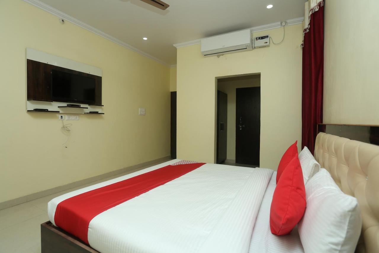 Oyo 16995 Sr Blessings Hotel Chinhat ภายนอก รูปภาพ