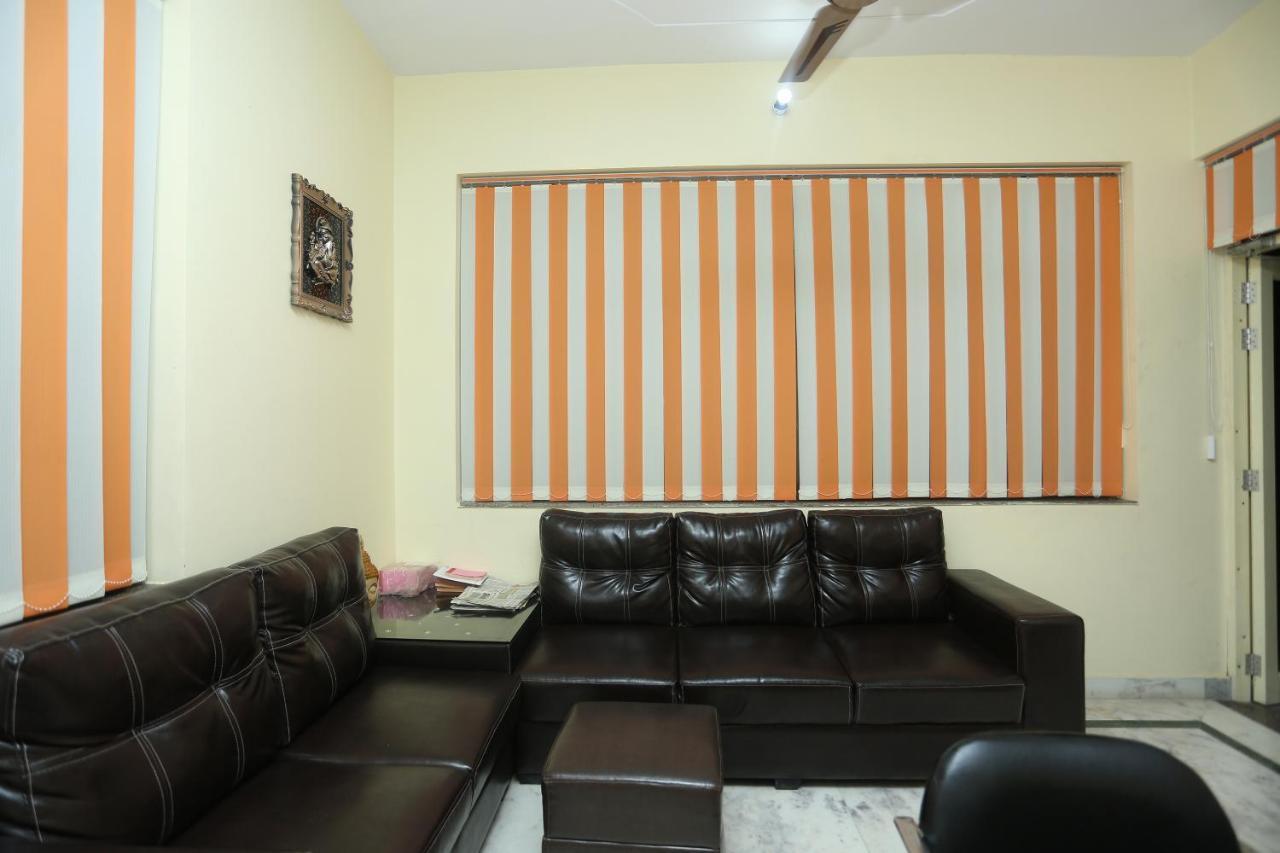 Oyo 16995 Sr Blessings Hotel Chinhat ภายนอก รูปภาพ
