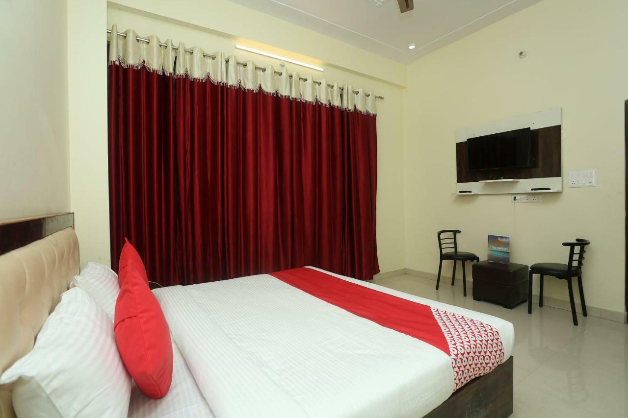 Oyo 16995 Sr Blessings Hotel Chinhat ภายนอก รูปภาพ