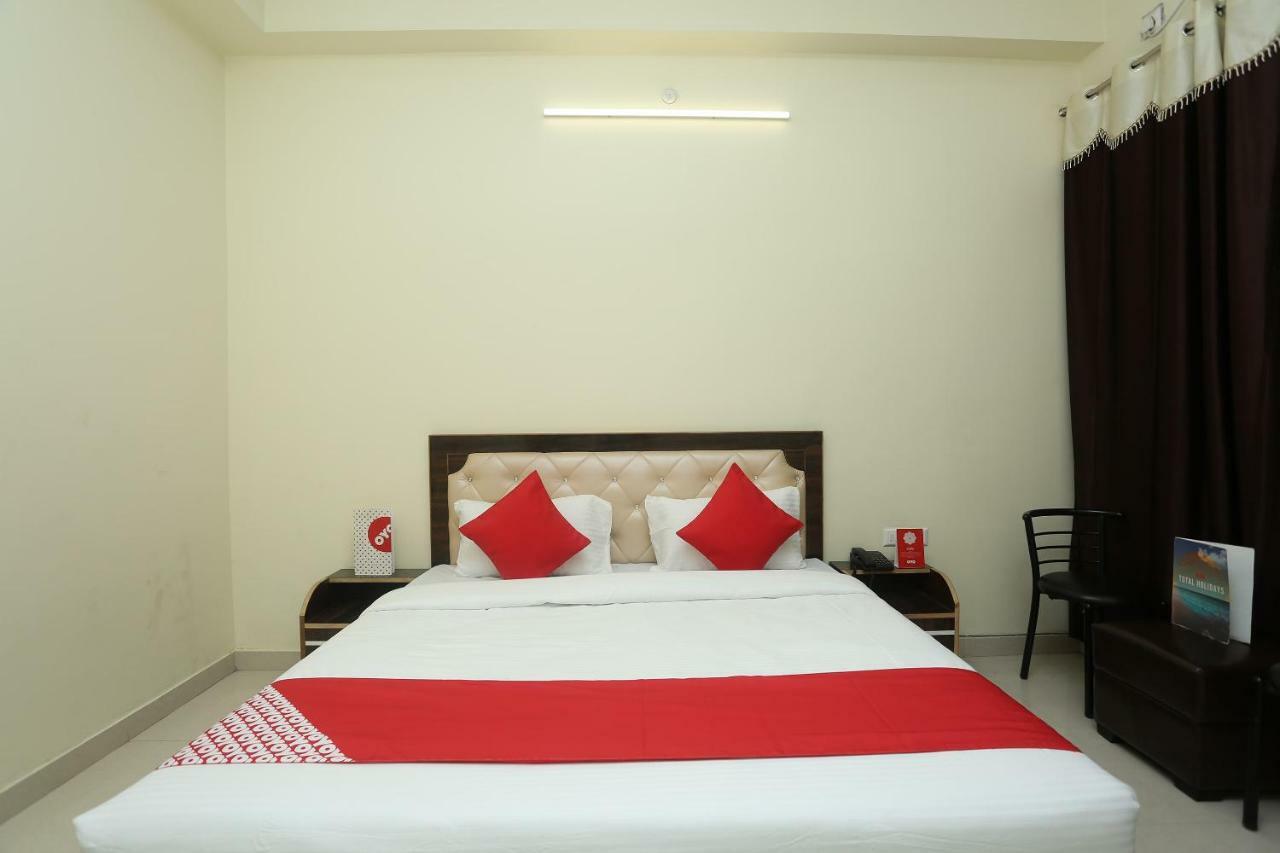 Oyo 16995 Sr Blessings Hotel Chinhat ภายนอก รูปภาพ