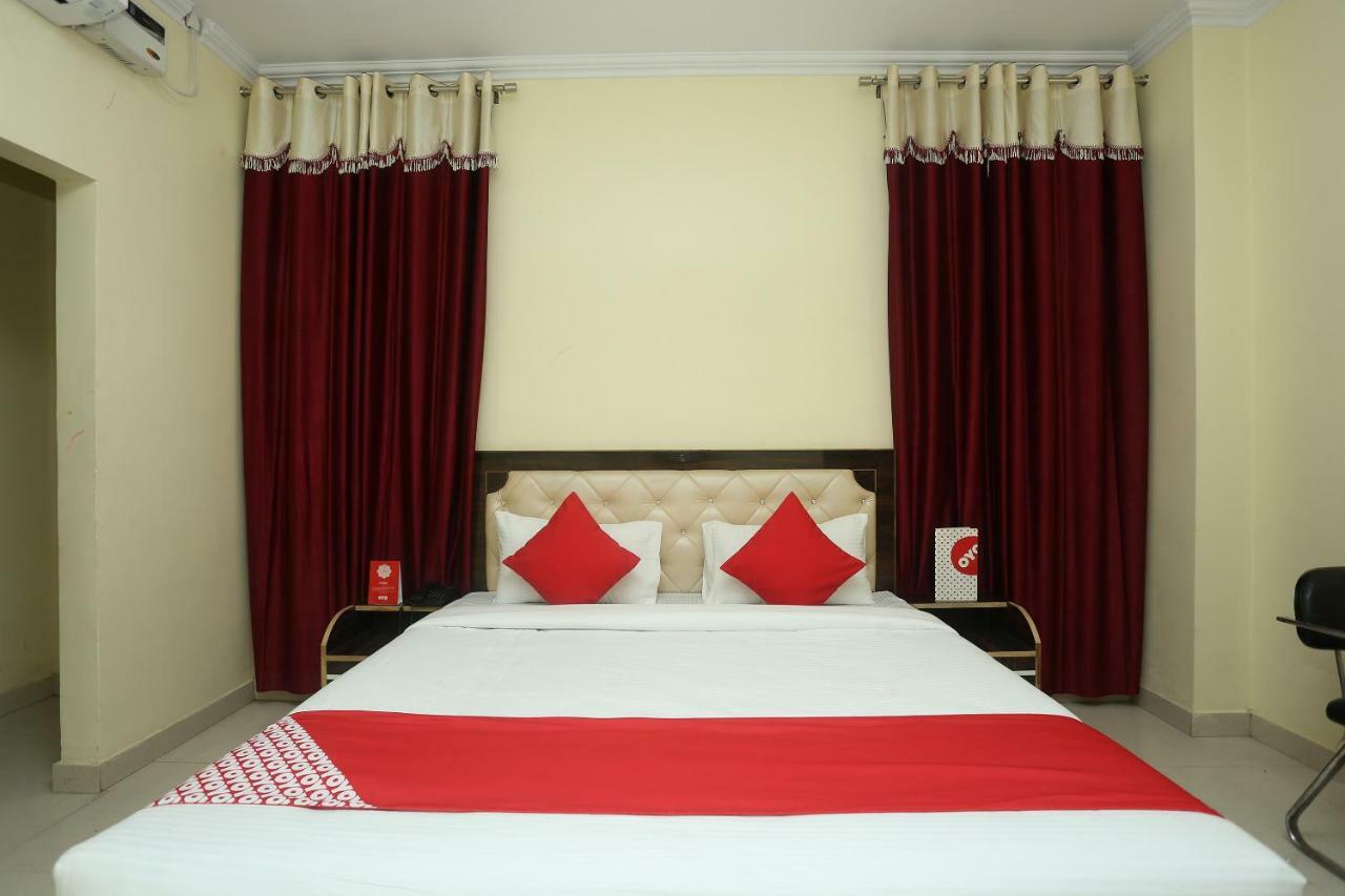 Oyo 16995 Sr Blessings Hotel Chinhat ภายนอก รูปภาพ