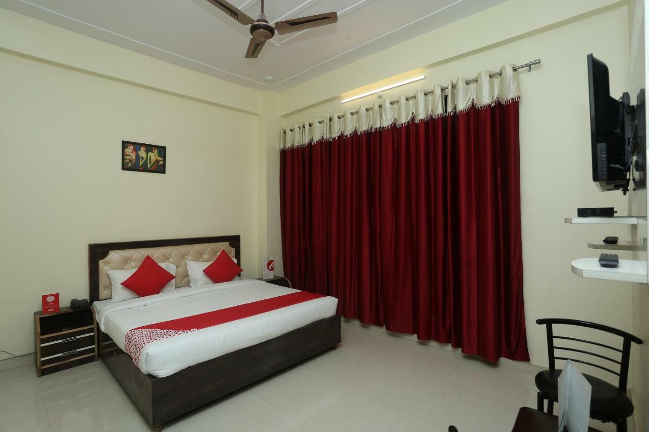 Oyo 16995 Sr Blessings Hotel Chinhat ภายนอก รูปภาพ
