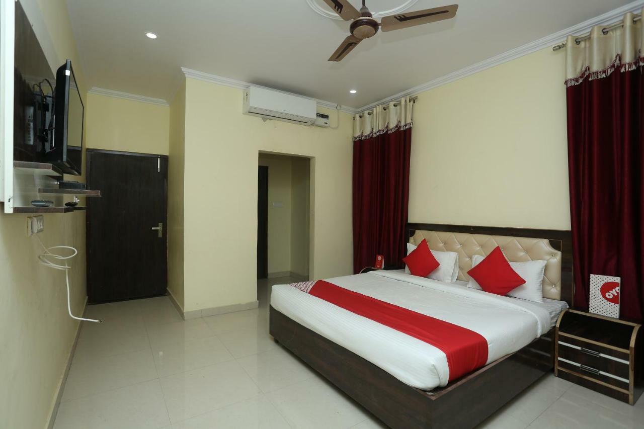 Oyo 16995 Sr Blessings Hotel Chinhat ภายนอก รูปภาพ